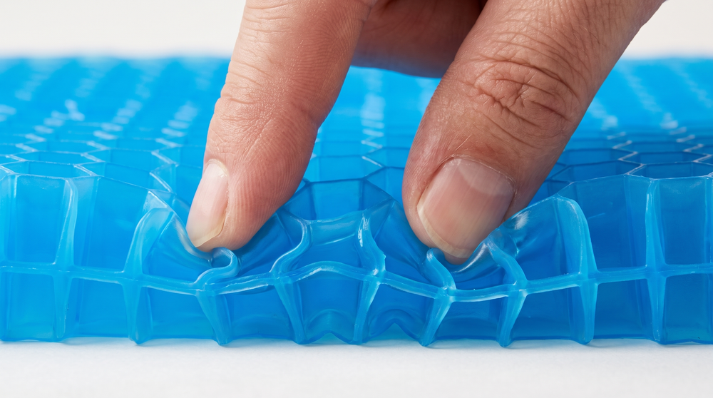 Doigts appuyant sur les alvéoles du gel